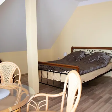 Apartment Gyoengyoem Balatonalmádi